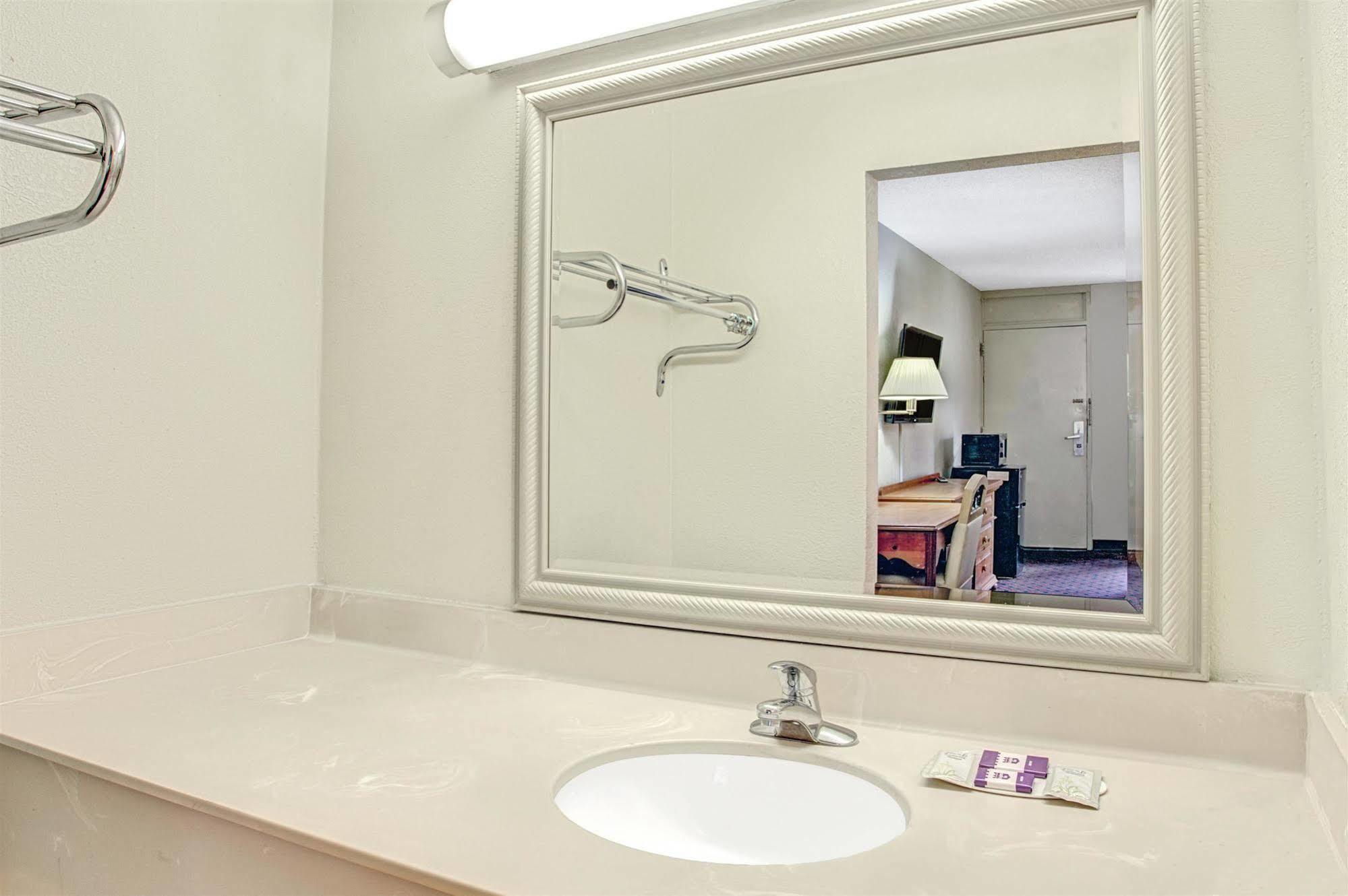 Knights Inn Memphis Airport Экстерьер фото